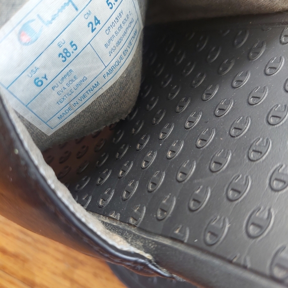 Champion Kids Black and Red Slide Sandals Youth 6 SLip-ons. (Bag D) - Picture 3 of 4